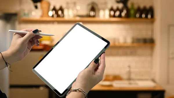 디지털 태블릿 스타일러스 여성의 배경에 현대식 부엌에 비춰졌다 문자에 — 스톡 사진