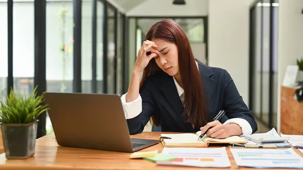 Överarbetad Affärskvinna Stress Från Jobbet Eller Upprörd Efter Avslutad Möte — Stockfoto