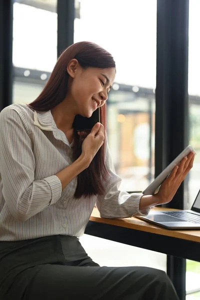 Sorridente Asiatica Freelance Femminile Che Comunica Sul Cellulare Utilizzando Tablet — Foto Stock