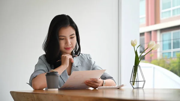 Όμορφη Ασιατική Γυναίκα Διευθυντής Ανάγνωση Οικονομικό Έγγραφο Κάθεται Στο Προσωπικό — Φωτογραφία Αρχείου