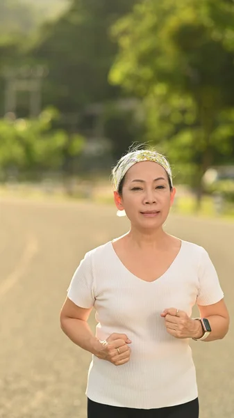 Aktif Olgun Bir Kadın Akşam Parkta Koşuyor Sağlıklı Yaşam Tarzı — Stok fotoğraf