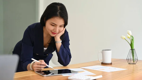Hübsche Junge Asiatische Mitarbeiterin Mit Digitalem Tablet Hölzernen Schreibtisch — Stockfoto