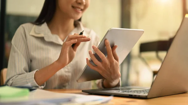 Sorridente Asiatica Dipendente Femminile Informazioni Navigazione Controllo Mail Tablet Digitale — Foto Stock