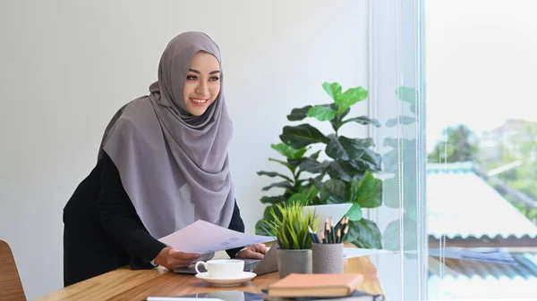 Vacker Ung Muselman Affärskvinna Hijab Stående Modern Kontor Och Arbeta — Stockfoto