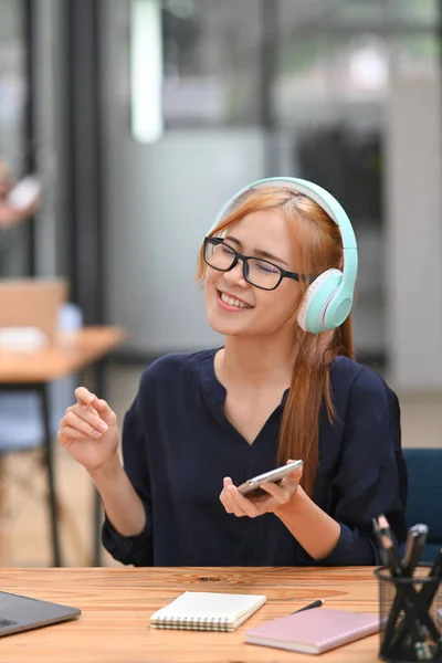 Mulher Feliz Empregado Usando Fones Ouvido Desfrutar Música Favorita Usando — Fotografia de Stock