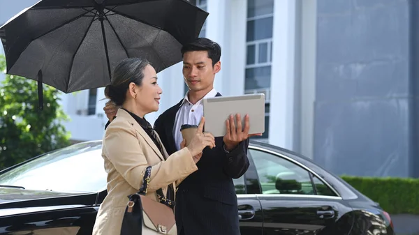 Asiatico Maturo Businesswoman Suo Assistente Standing Nero Auto Parcheggio Con — Foto Stock