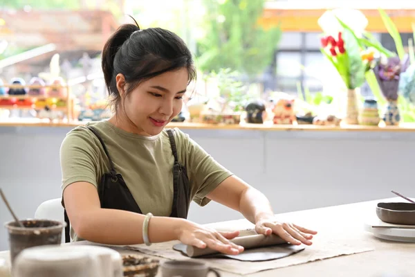 Jonge Vrouwelijke Keramist Maken Handwerk Servies Keramiek Studio Activiteit Handwerk — Stockfoto