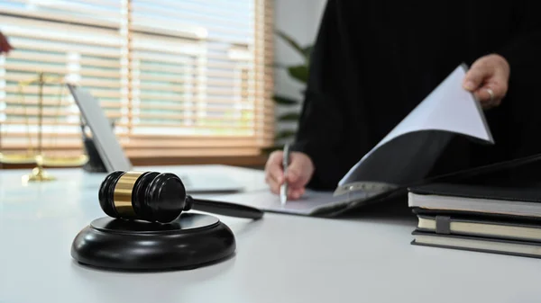 Gavel Auf Weißem Tisch Und Professionelle Anwältin Beim Unterschreiben Von — Stockfoto