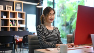 Modern ofiste çalışan ve geliştiren genç bir yazılım geliştiricisi..