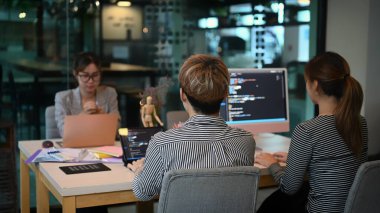 Yazılım geliştiricileri takım çalışma alanında beyin fırtınası ve programlama.