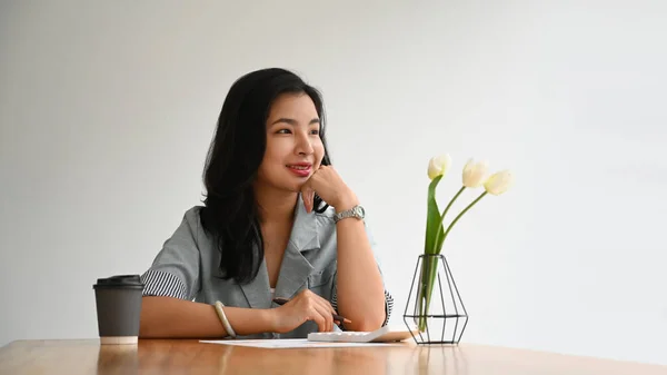 Zelfverzekerde Zakenvrouw Die Kantoor Zit Uit Het Raam Kijkt Droomt — Stockfoto