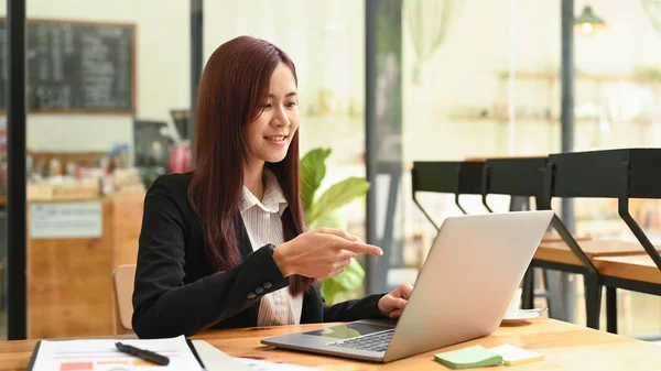 Asian Woman Business Suit Using Laptop Computer Wooden Office Desk — Fotografia de Stock