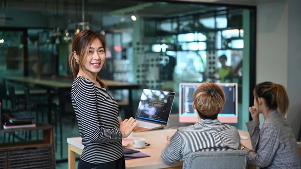 Ingenieros Software Líder Del Equipo Pie Con Ordenador Portátil Sonriendo — Foto de Stock