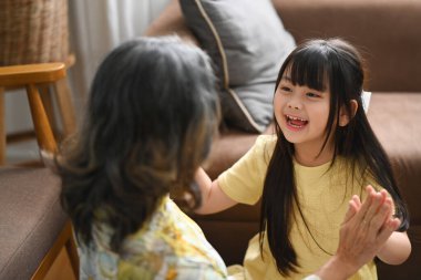 Neşeli küçük torun büyükannesiyle oynuyor, hafta sonu evde kaygısızca eğleniyor..