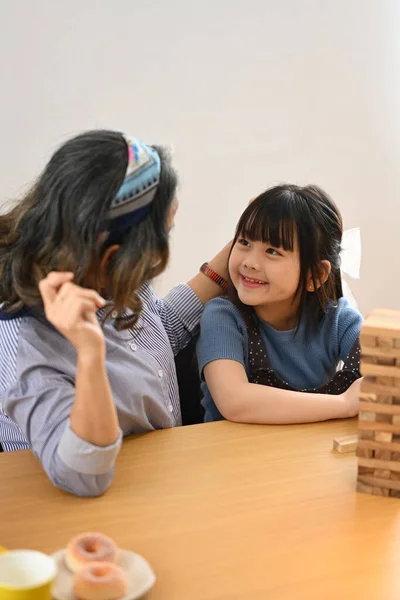 Cute Little Asian Dziecko Cieszyć Się Gry Drewniane Blok Układania — Zdjęcie stockowe