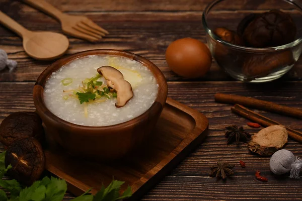 味道鲜美的中国传统米粥 配上煮得软的鸡蛋 芝麻蘑菇 切片生姜作为早餐 — 图库照片