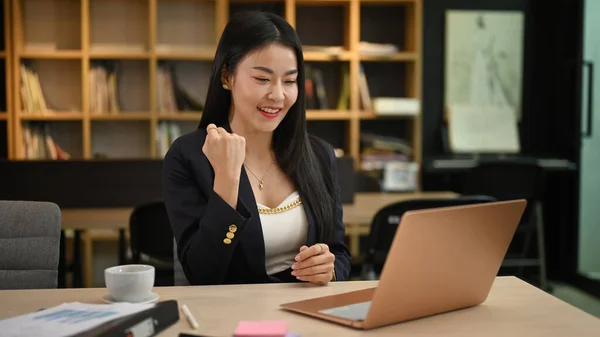 Happy Asian Business Woman Looking Laptop Received Great News Celebrating — ストック写真