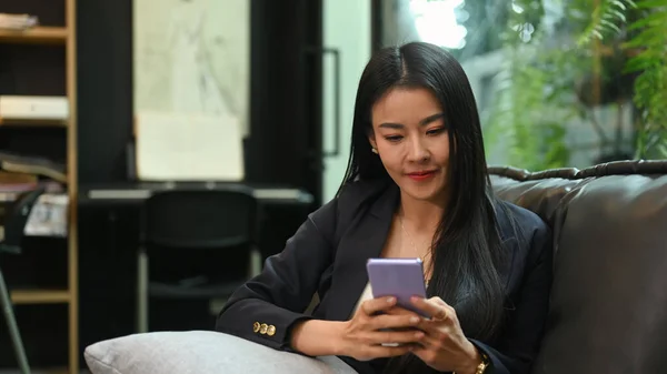 Young Businesswoman Resting Sofa Messaging Her Smartphone — ストック写真