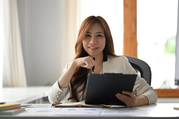 Gorgeous Asian Female Entrepreneur Holding Clipboard Looking Confidently Camera — Fotografia de Stock