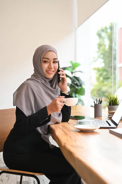 Smiling Muslim Woman Hijab Having Pleasant Phone Conversation Drinking Coffee — Stockfoto