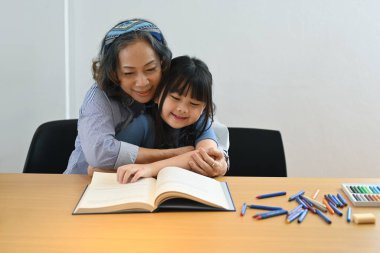 Sevgi dolu bir büyükannenin torununa anlattığı bir hikaye..