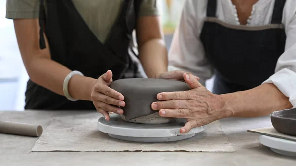 Jeune Femme Potier Femme Mûre Faisant Pot Céramique Partir Argile — Photo