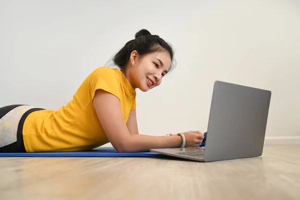 Спортивная Молодая Азиатка Смотрит Онлайн Уроки Ноутбуке Время Тренировки Квартире — стоковое фото