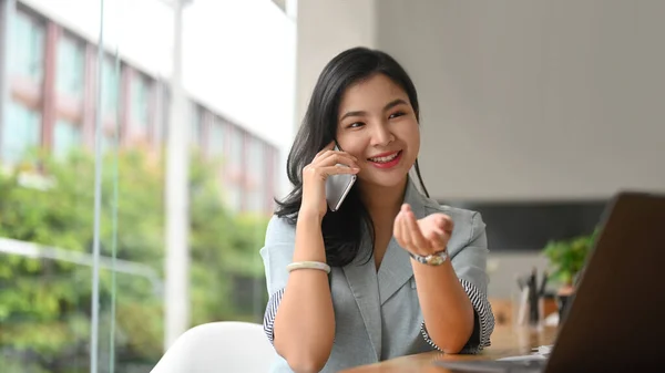 Sorrindo Jovem Mulher Trabalhadora Ter Agradável Conversa Por Telefone Usando — Fotografia de Stock
