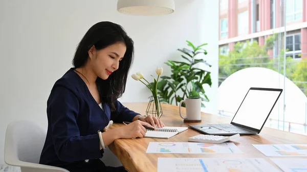 Side View Asian Woman Accountant Using Laptop Computer Working Financial — ストック写真