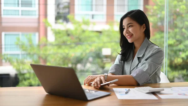 Atrakcyjna Młoda Azjatycka Pracująca Kobieta Przeglądająca Raporty Online Korzystająca Laptopa — Zdjęcie stockowe
