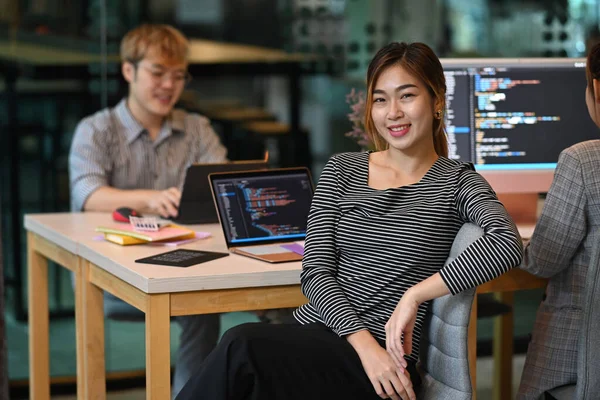 Αυτοπεποίθηση Νέων Γυναικών Επαγγελματιών Web Developer Που Κάθεται Στο Γραφείο — Φωτογραφία Αρχείου