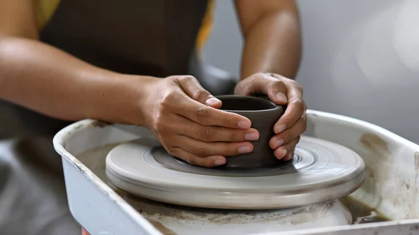 Young Woman Creating Handmade Ceramic Bowl Raw Clay Pottery Wheel — Stock Photo, Image