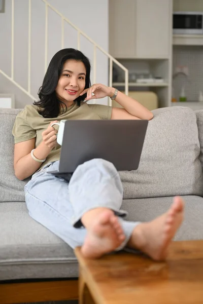 Casual Young Woman Drinking Herbal Tea Using Laptop Modern Home — Stock Photo, Image