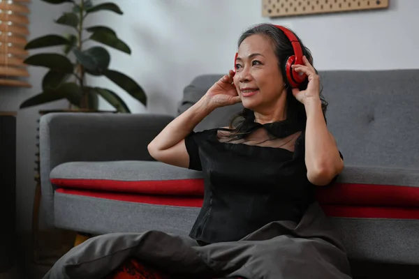 Ξέγνοιαστη Μεσήλικη Γυναίκα Που Φοράει Ασύρματα Ακουστικά Ακούει Μουσική Χαλαρώνει — Φωτογραφία Αρχείου