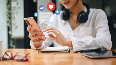 Çevrimiçi toplulukta iletişim kurmak, paylaşmak ve yorum yapmak için cep telefonunda yazan genç bir kadın.