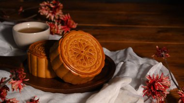 Geleneksel Çin ay pastası ve Sonbahar ortası festivali için kırsal ahşap masada çay..