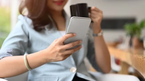 Relaxed Female Entrepreneur Drinking Coffee Checking Online News Email Her — 图库照片