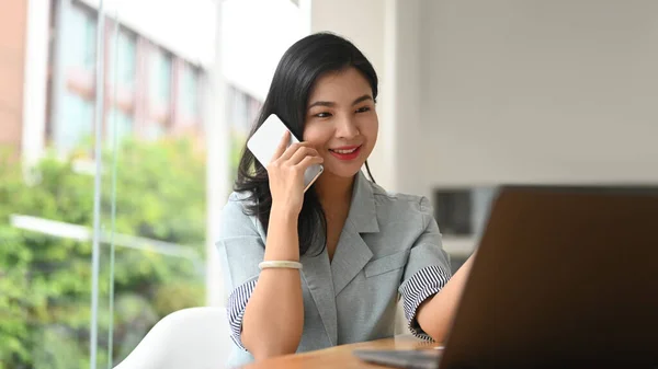 Confiada Mujer Negocios Asiática Tener Conversación Telefónica Con Socios Negocios — Foto de Stock