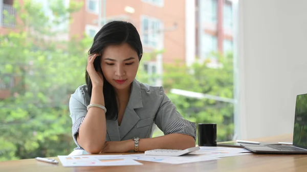 Focused Female Manager Reading Financial Report Working Project Statistics Her — Stockfoto