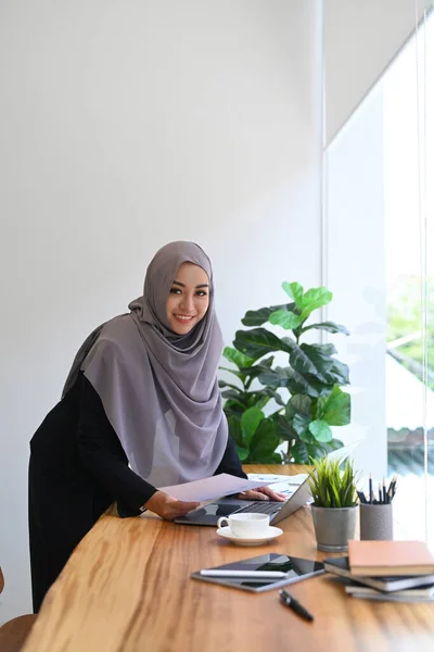 Muslim Business Woman Working Charts Statistics Data Bright Modern Office — Stockfoto