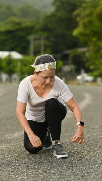 Orta Yaşlı Kadın Bağcıklarını Bağlıyor Sabahları Koşuya Hazırlanıyor Spor Sağlıklı — Stok fotoğraf
