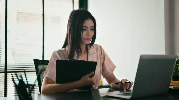 Προσεκτική Νεαρή Γυναίκα Υπάλληλος Που Χρησιμοποιεί Φορητό Υπολογιστή Στο Σύγχρονο — Φωτογραφία Αρχείου