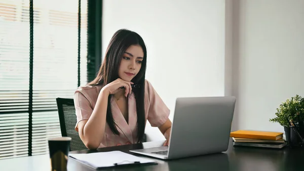 Focused Young Businesswoman Analyzing Financial Data Her Laptop Computer — Foto Stock