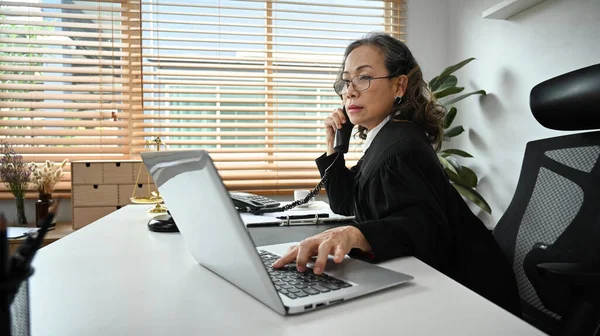 Mature Female Lawyer Sitting Front Laptop Talking Telephone Clients Providing — Foto de Stock