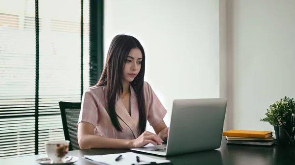 Concentrated Female Office Worker Searching Online Information Laptop Computer — Foto Stock