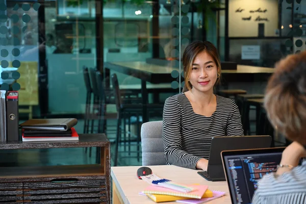 Νεαρή Γυναίκα Προγραμματίστρια Λογισμικού Που Εργάζεται Στο Σύγχρονο Γραφείο Διάφορους — Φωτογραφία Αρχείου
