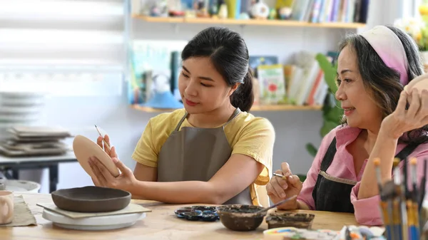 Concentrated Asian Woman Learning Color Painting Enjoying Creative Process Pottery — Stockfoto