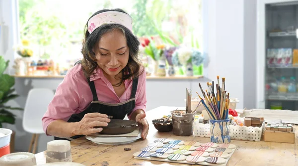 Focused Middle Aged Woman Black Apron Enjoy Creating Handcrafted Ceramics — ストック写真