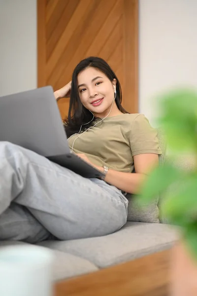 Young Woman Browsing Internet Chatting Friends Laptop Home — Stock Photo, Image