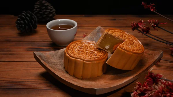 Traditional Mooncakes Wooden Plate Chinese Mid Autumn Festival Celebration — Stock fotografie